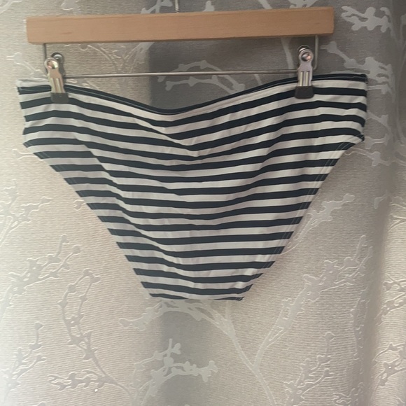 Bikini - Picture 5 of 6